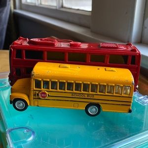Kinsfun School bus toy used well with free red bus